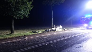 "Poszli na czołówkę" z ciężarowym volvo. Małżeństwo nie żyje (fot.KWP Kraków)