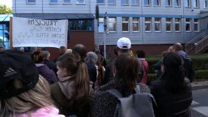 Protest przed urzędem miasta w Żorach. Mieszkańcy protestują przeciwko zatruwaniu środowiska przez jeden z zakładów produkujących części samochodowe