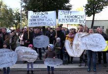 Protest przed urzędem miasta w Żorach. Mieszkańcy protestują przeciwko zatruwaniu środowiska przez jeden z zakładów produkujących części samochodowe