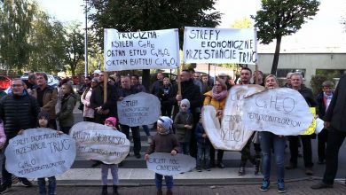Protest przed urzędem miasta w Żorach. Mieszkańcy protestują przeciwko zatruwaniu środowiska przez jeden z zakładów produkujących części samochodowe