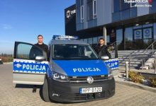 Bielsko-Biała: Bohaterzy w mundurach. Dwaj policjanci uratowali kobietę w płonącego samochodu (fot.policja.pl)