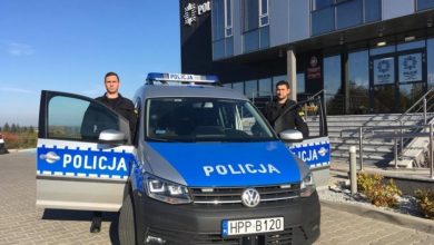 Bielsko-Biała: Bohaterzy w mundurach. Dwaj policjanci uratowali kobietę w płonącego samochodu (fot.policja.pl)