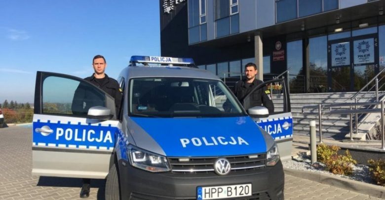 Bielsko-Biała: Bohaterzy w mundurach. Dwaj policjanci uratowali kobietę w płonącego samochodu (fot.policja.pl)