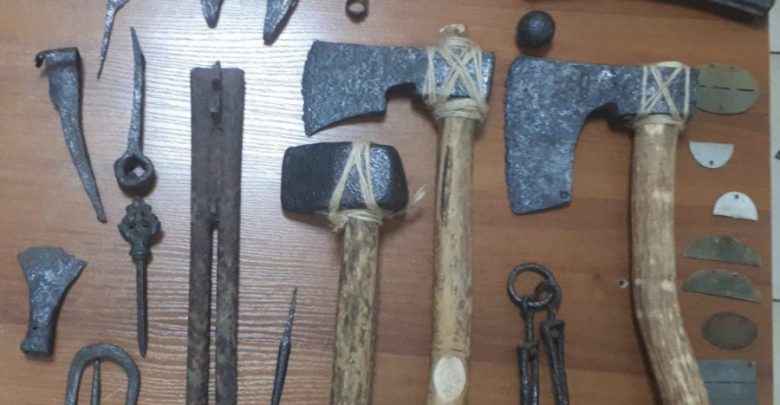 Średniowieczne topory w domu 40-latka [ZDJĘCIA] (fot.policja.pl)