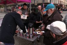 Lewica Razem kończy kampanię w Katowicach. Częstowali łakociami wyborców [WIDEO]