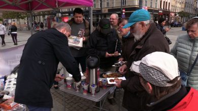 Lewica Razem kończy kampanię w Katowicach. Częstowali łakociami wyborców [WIDEO]