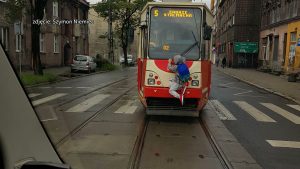 Spiderman z Bytomia! Chłopiec jechał uczepiony tramwaju!