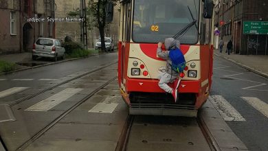 Spiderman z Bytomia! Chłopiec jechał uczepiony tramwaju!