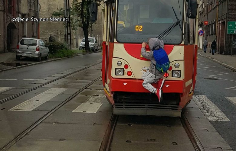 Spiderman z Bytomia! Chłopiec jechał uczepiony tramwaju!