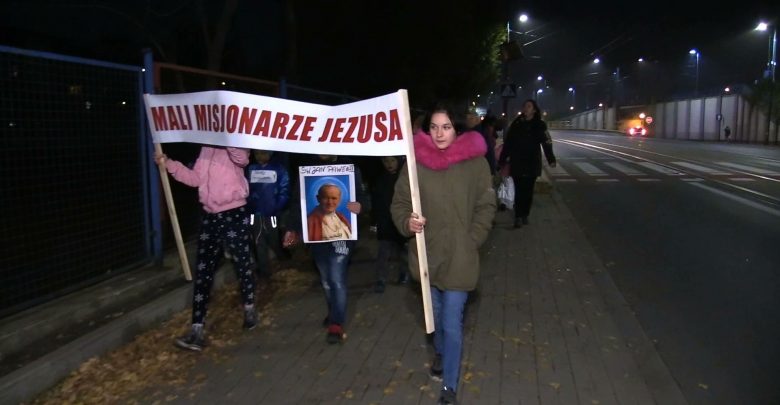 Korowód Wszystkich Świętych w Chorzowie. Ulicami miasta przeszło kilkadziesiąt osób [WIDEO]
