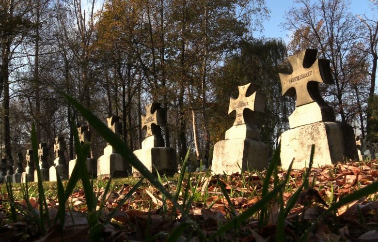 Wszystkich Świętych: Nie na wszystkich cmentarzach są tłumy odwiedzających...