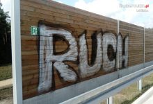 Kto zniszczył nowiutkie ekrany ochronne przy autostradzie A1 w Woźnikach? Przez to, co znalazło się na graffiti oczywiste podejrzenie padło na kiboli chorzowskiego Ruchu (fot.policja)