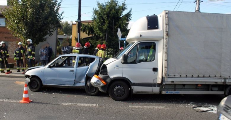 Śląskie: Karambol w Orzeszu. W centrum miasta zderzyło się pięć samochodów (fot.KPP Mikołów)