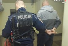 Zabrze: Biegał z odkręconą butlą gazową po klatce schodowej kamienicy i groził mieszkańcom, że ich wysadzi (fot.Śląska Policja)