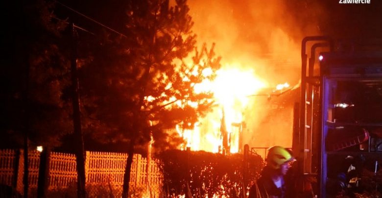 Śląskie: Policjanci wyciągnęli kobietę z płonącego domu! Uratowali jej życie (fot.policja)