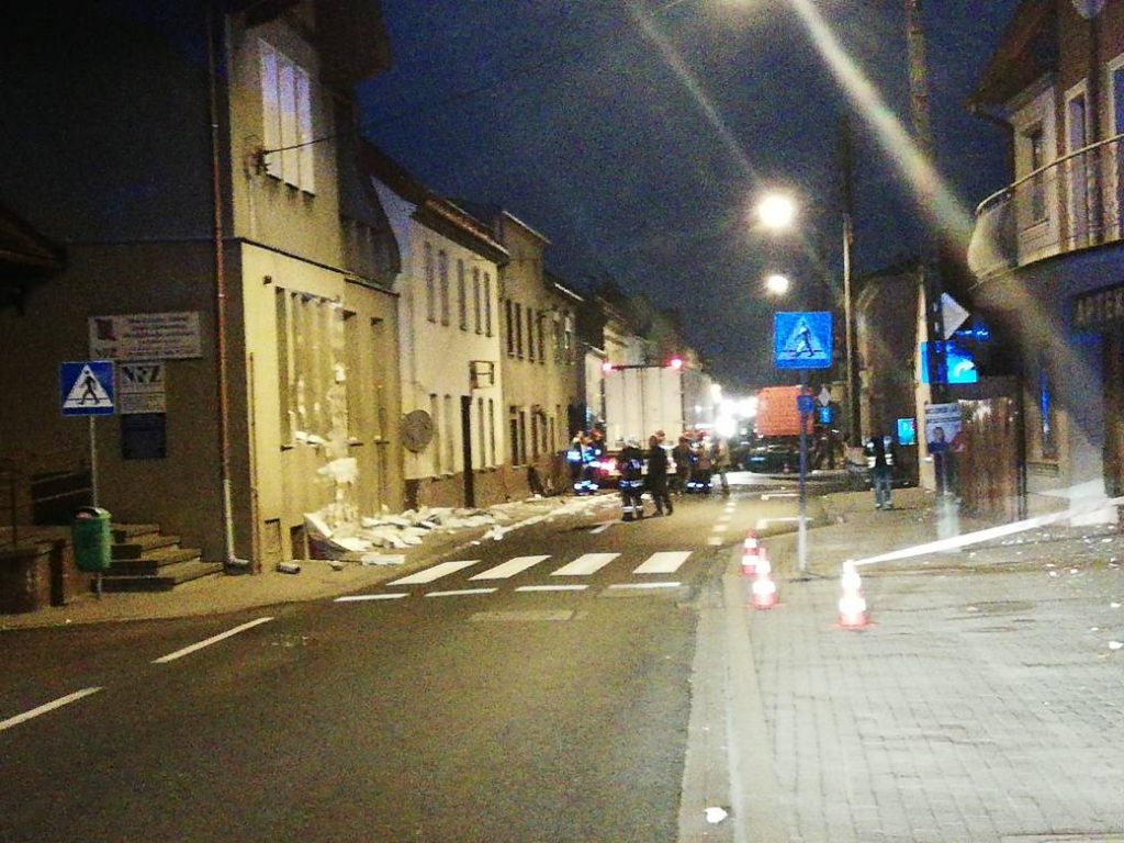 Tir wjechał w budynki mieszkalne [ZDJĘCIA] Uszkodził przyłącze gazowe. Ewakuowano mieszkańców (fot.OSP Rakoniewice/fb)