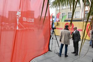 Na placu przy Teatrze Śląskim w Katowicach zainaugurowano wystawę mobilną Ex Silesia Lux (fot.slaskie.pl)