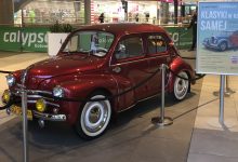 Legendarne Renault 4CV - rocznik 1950 od kilku dni przyciągał wzrok gości katowickiego Supersamu. To tylko jedna z zabytkowych perełek motoryzacji, jaka zjawiła się na dachu CH Supersam w Katowicach