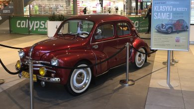 Legendarne Renault 4CV - rocznik 1950 od kilku dni przyciągał wzrok gości katowickiego Supersamu. To tylko jedna z zabytkowych perełek motoryzacji, jaka zjawiła się na dachu CH Supersam w Katowicach