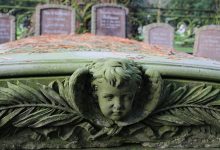 Dewastacja grobów na cmentarzu parafialnym w Zabrzu-Helence! Zniszczono 30 płyt nagrobnych