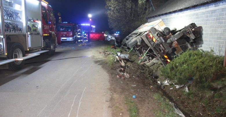 Zderzenie osobowego BMW z ciężarówką. Cztery osoby nie żyją [ZDJĘCIA] (fot.KWP Kraków)