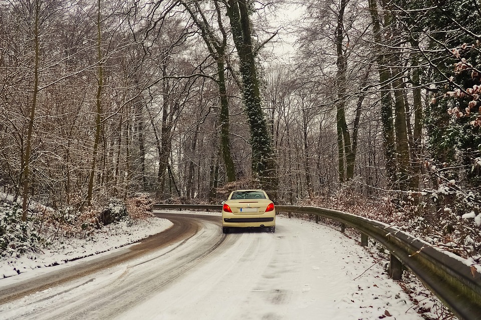 Nie czekaj na pierwszy śnieg! Czas zmienić opony (fot.poglądowe/www.pixabay.com)