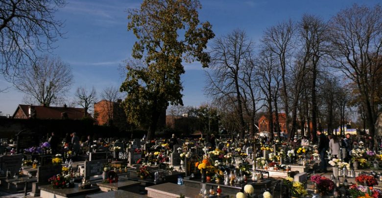 Kościół apeluje, by masowo nie odwiedzać grobów we Wszystkich Świętych