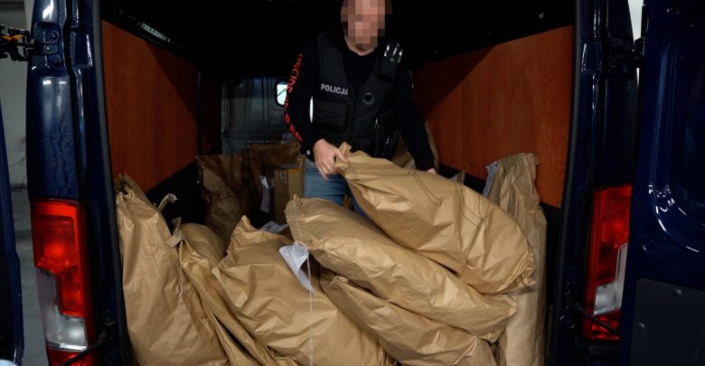 Policjanci spalili narkotyki. Z dymem poszło 77 kilogramów marihuany, amfetaminy i dopalaczy (fot. Policja Kujawsko-Pomorska)