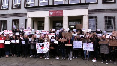 Ogromny protest w Jaworznie! Uczniowie i nauczyciele protestują przed szkołami!