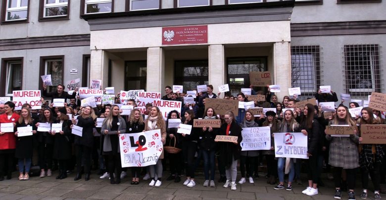 Ogromny protest w Jaworznie! Uczniowie i nauczyciele protestują przed szkołami!