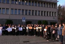 Kolejny dzień protestów uczniów, nauczycieli i mieszkańców w Jaworznie. Dzisiaj mieszkańcy pikietowali przed nadzwyczajną sesją Rady Miejskiej