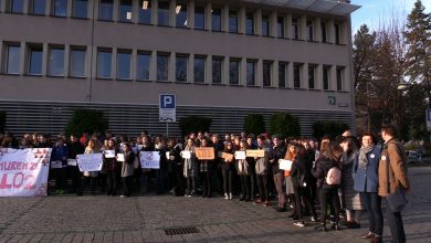 Kolejny dzień protestów uczniów, nauczycieli i mieszkańców w Jaworznie. Dzisiaj mieszkańcy pikietowali przed nadzwyczajną sesją Rady Miejskiej