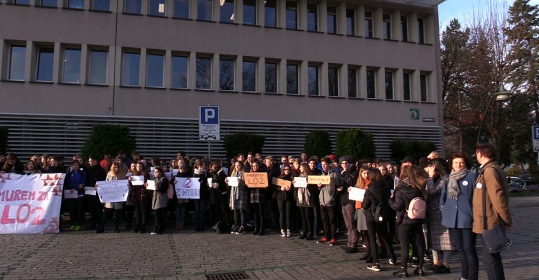 Kolejny dzień protestów uczniów, nauczycieli i mieszkańców w Jaworznie. Dzisiaj mieszkańcy pikietowali przed nadzwyczajną sesją Rady Miejskiej
