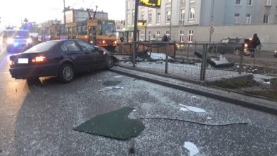 Pijany kierowca BMW wjechał w przystanek tramwajowy. Na szczęście tylko on odniósł obrażenia (fot.KMP Łódź)