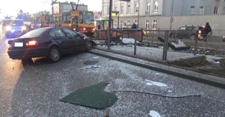 Pijany kierowca BMW wjechał w przystanek tramwajowy. Na szczęście tylko on odniósł obrażenia (fot.KMP Łódź)