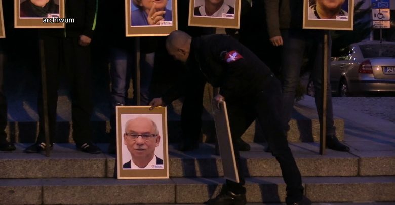 Europosłowie, których portrety zostały powieszone na szubienicach zamierzają zaskarżyć decyzję prokuratury o umorzeniu postępowania – poinformował wiceprzewodniczący Platformy Obywatelskiej Borys Budka