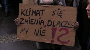 Młodzieżowy Strajk Klimatyczny przeszedł przez Katowice. Pod hasłem „Dosyć słów, teraz czyny!” ulicami Katowic przeszli uczniowie szkół, nie tylko ze stoicy aglomeracji.