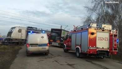 Śląskie: Zderzenie ciężarówki z pociągiem. Ruch pociągów wstrzymany! Utrudnienia potrwają kilka godzin (fot.KMP Bielsko-Biała)
