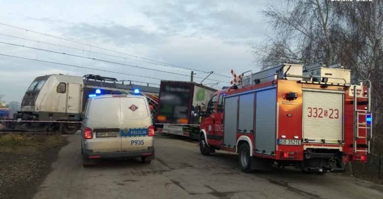 Śląskie: Zderzenie ciężarówki z pociągiem. Ruch pociągów wstrzymany! Utrudnienia potrwają kilka godzin (fot.KMP Bielsko-Biała)