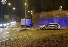 Przejechał przez rondo, staranował znaki, na koniec uderzył w betonowe ogrodzenie kościoła. Kierowca renault zmarł w szpitalu (fot.Policja Lubelska)