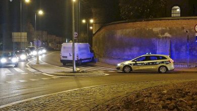 Przejechał przez rondo, staranował znaki, na koniec uderzył w betonowe ogrodzenie kościoła. Kierowca renault zmarł w szpitalu (fot.Policja Lubelska)