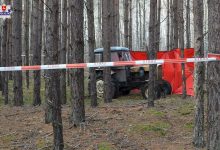 Nieszczęśliwy wypadek w lesie. Mężczyzna przygnieciony przez ciągnik zmarł na miejscu (fot.Policja Lubelska)