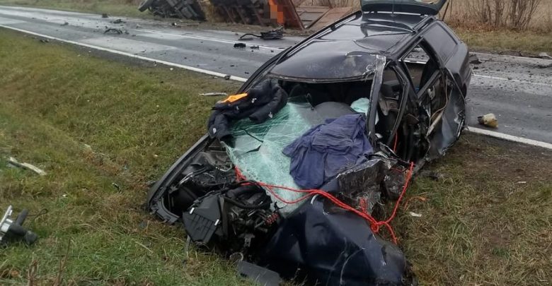 Czołowe zderzenie audi z tirem [ZDJĘCIA] Kierowca osobówki zginął na miejscu (fot. Policja Lubelska)