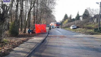 Kierowca Fiata 126p podjął próbę wyprzedzania. Zderzył się czołowo z toyotą. Jego auto stanęło w płomieniach. On zginął (fot.Policja Lubelska)