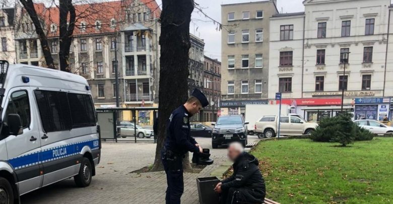 Katowice: Bezdomny nie miał butów. Swoje służbowe buty oddał mu policjant! (fot.policja)