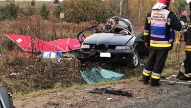 Koszmarny wypadek w Zawierciu! Osobowy Seat na łuku drogi wyleciał z zakrętu i zderzył się z ciężarówką. Wszystkie 3 młode osoby jadące Seatem nie żyją! (fot. https://www.facebook.com/Zawiercie112)