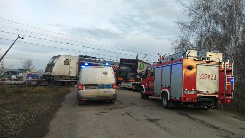 Zderzenie pociągu z ciężarówką! Zobaczcie nowe ZDJĘCIA i WIDEO z miejsca koszmarnego wypadku (fot.KWP Katowice)