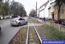 Wjechał pod tramwaj, zderzył się i ...pojechał dalej! Gdzie jest kierowca Volvo?