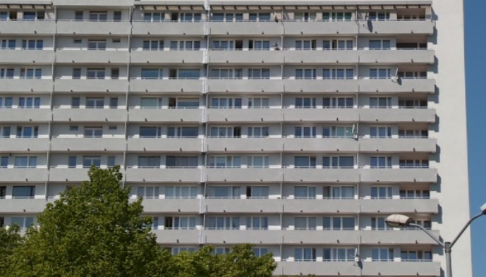 Na balkonie Superjednostki w Katowicach zauważono mężczyznę z bronią długolufową. Natychmiast wezwano policję. Trwa akcja przeszukiwania potężnego budynku