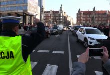 Jazda na suwak i korytarz życia wchodzą w życie. W Katowicach policja uczyła kierowców nowych zachowań